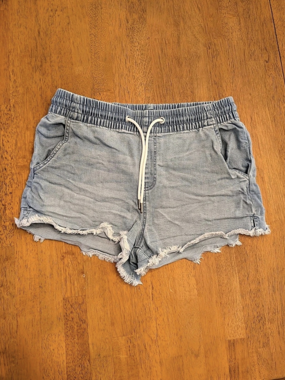 Kendall & Kylie The Jogger Short Light Wash Denim Frayed Shorts Medium